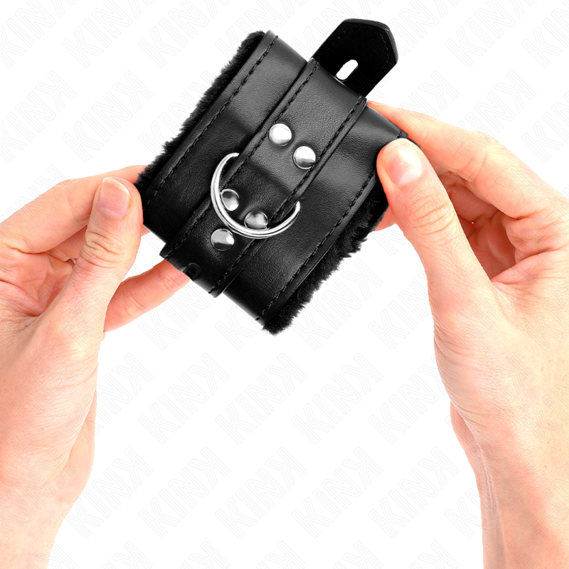 KINK - POLSINI IMBOTTITI IN PELLICCIA CON FORI QUADRI NERI E CINTURA NERA REGOLABILE 17-29 CM X 6 CM - immagine 4